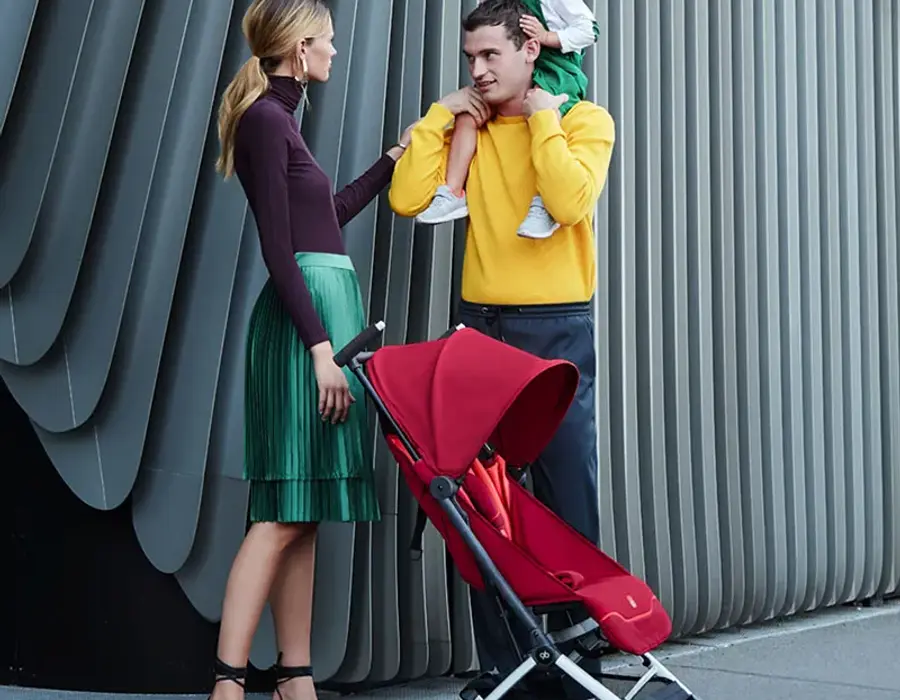Keluarga berjalan dengan stroller lipat ringkas
