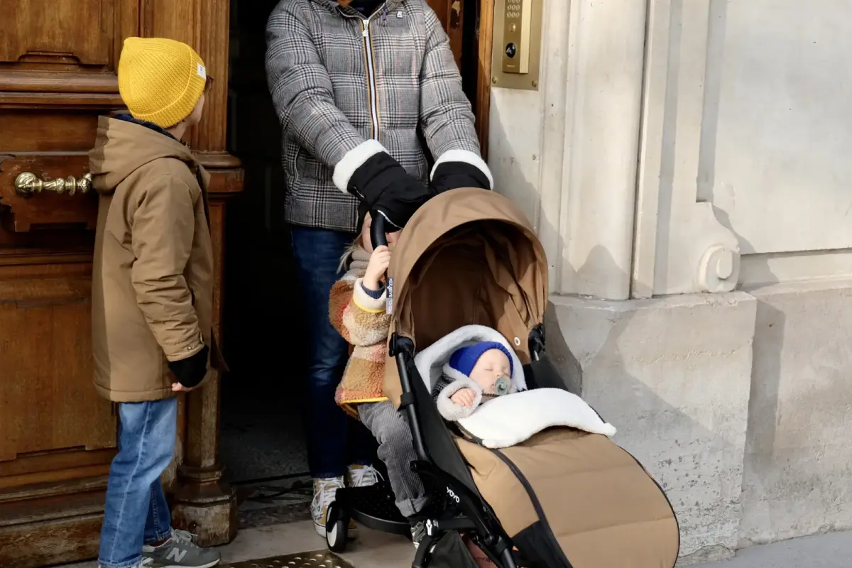 Keluarga jalan-jalan bersama anak dengan stroller lipat ringkas