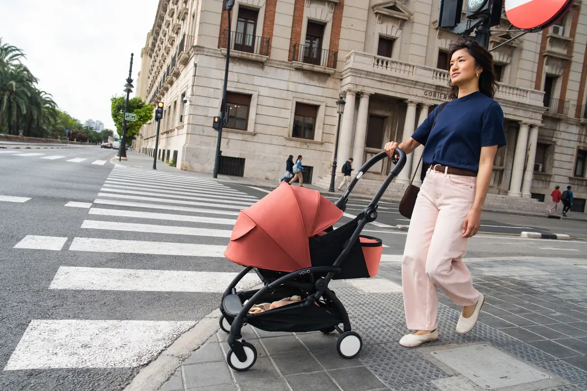 คุณแม่เข็น YOYO5 พร้อม Newborn Pack ข้ามทางม้าลาย