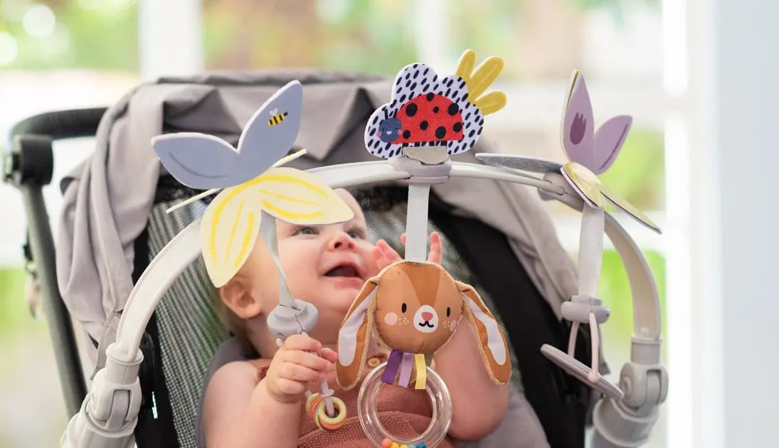 ทารกในรถเข็นเล่นกับโมบายโค้ง Taf Toys