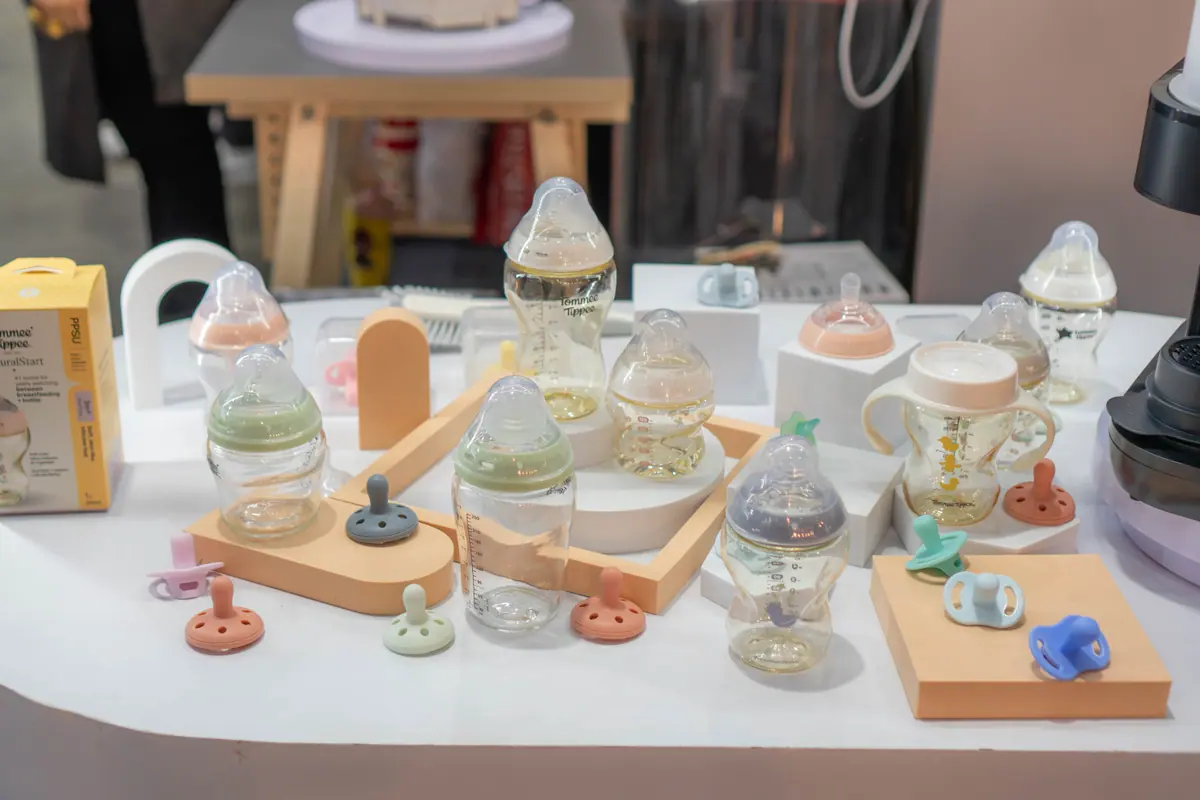 โต๊ะจัดแสดงขวดนม PPSU ขวดแก้ว และจุกหลอก Tommee Tippee ที่บูธ ABC the Baby