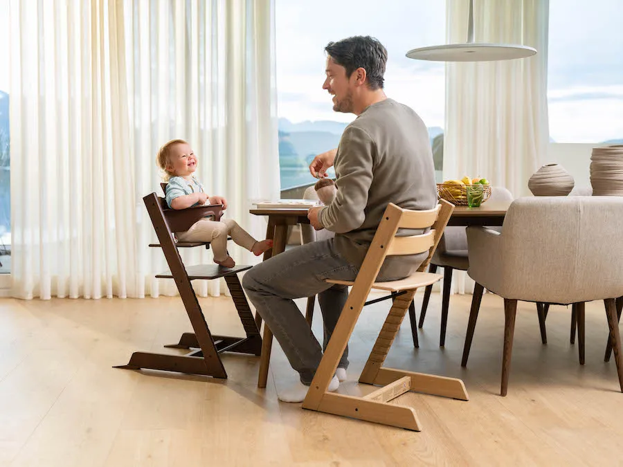 同じ食卓で Stokke Tripp Trapp に座るお父さんと子ども