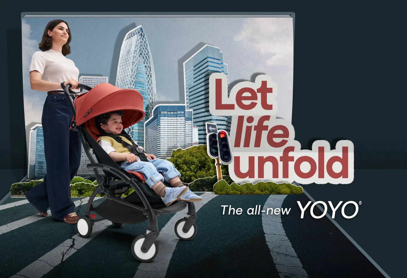 子どもを乗せた赤い Stokke YOYO5 ベビーカーを押すお母さん。Let life unfold – The all-new YOYO5 の文字入り